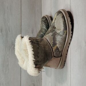 Ugg Australia Women Bailey Bow Short Snake Sheepskin Boots shoes sz 6